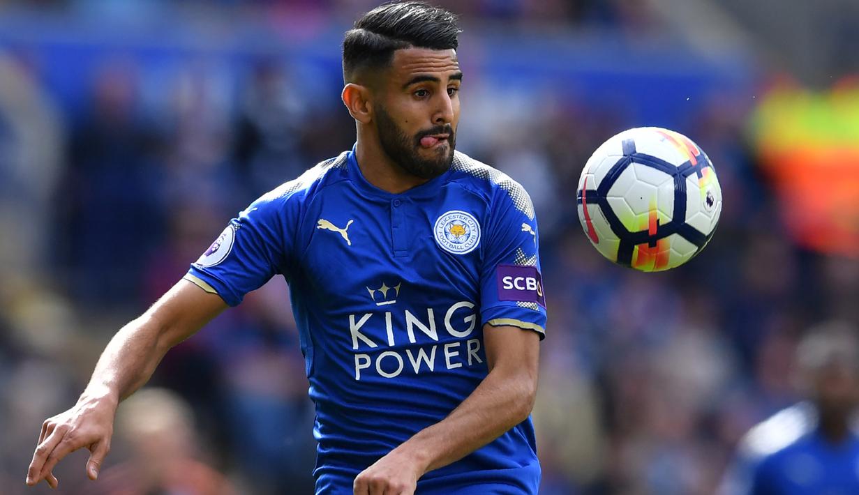 Pemain Leicester City, Riyad Mahrez mencatatkan namanya dalam daftar penghasil assists terbanyak dengan total empat assists untuk timnya hingga pekan ke-11 Premier League. (AFP/Ben Stansall)