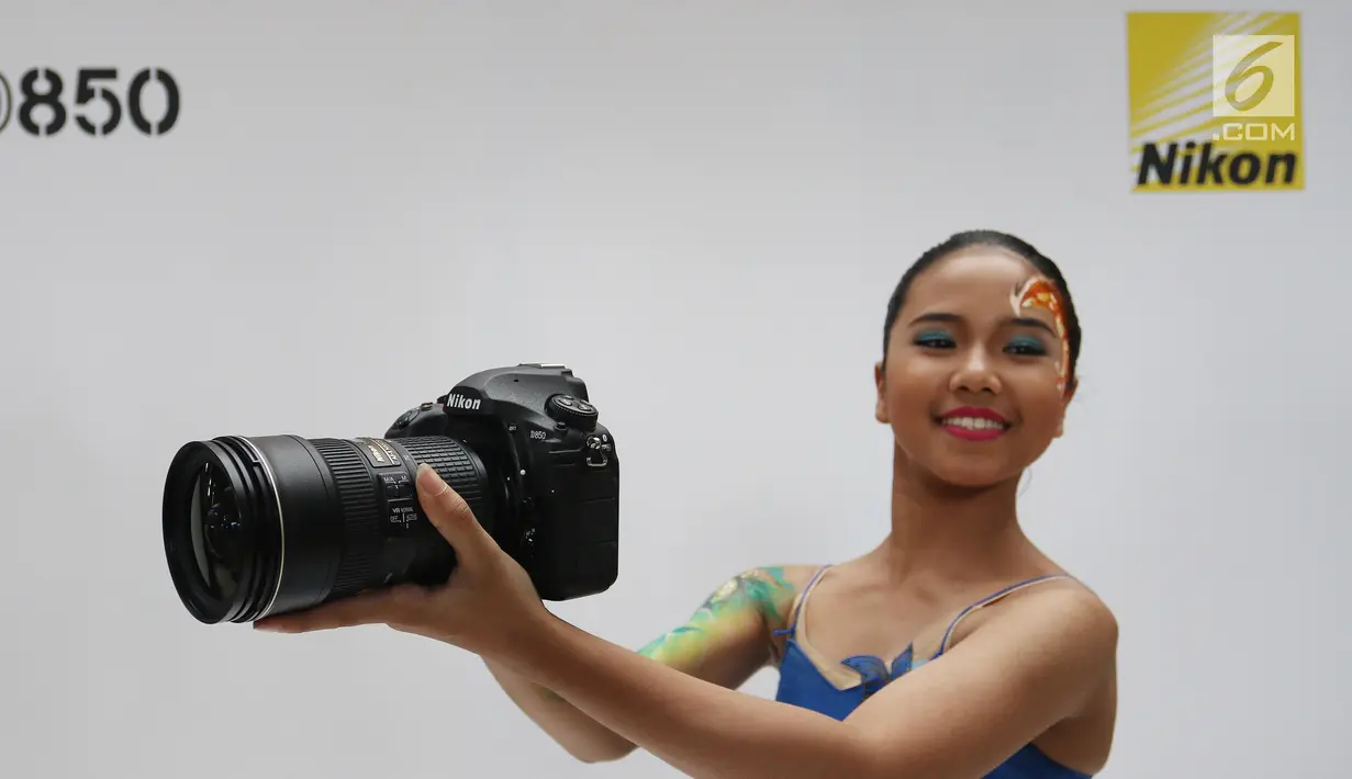 Model memperlihatkan kamera Nikon D850 saat peluncuran di Jakarta, Senin (29/1). Nikon D850 memiliki angka resolusi piksel efektif sebesar 45,7MP dengan rentang ISO 64-25.600. (Liputan6.com/Angga Yuniar)