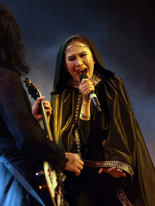 Menjadi seorang penyanyi rock bukan berarti tampil asal-asalan. Nicky Astria pun membuktikan hal tersebut dengan tampilannya yang menutup aurat namun tetap cantik di panggung Kampung GaSS 2. (Deki Prayoga/Bintang.com)