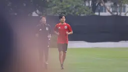 Pemain Timnas Jepang, Takefusa Kubo berlari saat melakukan pemanasan pada sesi latihan yang berlangsung di Lapangan A, Senayan, Jakarta, Selasa (12/11/2024). (Bola.com/Bagaskara Lazuardi)