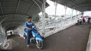 Sejumlah pengendara motor berada di jembatan penyeberangan orang (JPO) di kawasan Pasar Minggu, Jakarta, Selasa (6/9). Perilaku buruk pemotor tersebut juga membahayakan keselamatan diri sendiri serta pejalan kaki. (Liputan6.com/Immanuel Antonius)