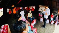 Presiden Joko Widodo atau Jokowi meninjau lokasi pengungsian erupsi Gunung Semeru di Lapangan Desa Sumberwuluh Kabupaten Lumajang Jawa Timur, Selasa (7/12/2021).