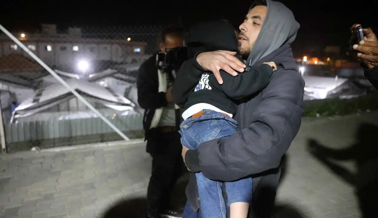 Tahap kedua dari perjanjian gencatan senjata menyerukan pembentukan komite Palestina baru untuk memerintah Gaza, mengerahkan pasukan keamanan internasional, melucuti senjata Hamas, dan mengambil langkah-langkah untuk mulai membangun kembali Gaza. Tampak dalam foto, warga Palestina yang datang dari penyeberangan Rafah, Mesir, tiba di Rumah Sakit Nasser di Khan Yunis, Jalur Gaza selatan pada 2 Februari 2026. (Bashar Taleb/AFP)