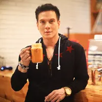 Bertrand Antolin dikenal sejak membawakan sebuah acara musik bersama Dewi Sandra. (Ruswanto/Bintang.com)