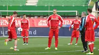 Marko Arnautovic (tengah) siap membantu David Alaba dalam menyuplai bola ke pertahanan lawan. (Bola.com/Reza Khomaini)