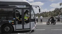 Aksi penembakan terjadi di sebuah halte bus di pinggiran Yerusalem pada Senin (8/9/2025). Insiden ini menewaskan lima orang dan melukai tujuh lainnya. (AP Photo/Mahmoud Illean)