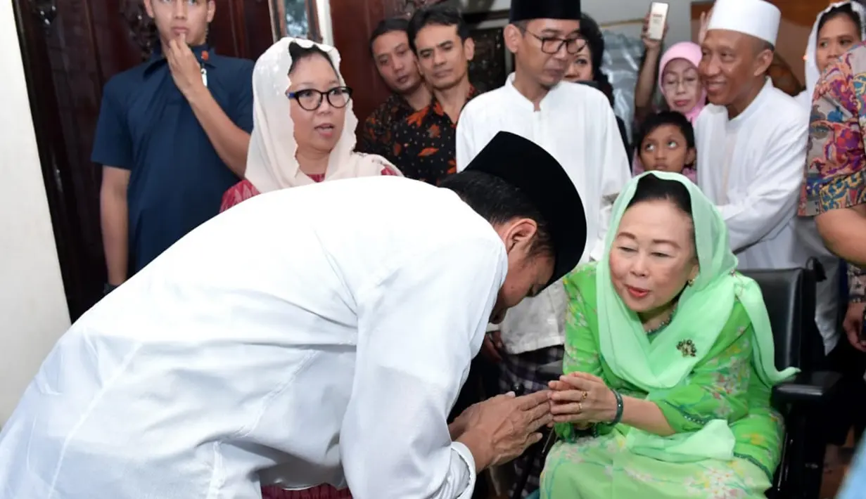 Presiden Joko Widodo meminta restu kepada Istri Presiden Keempat Indonesia Abdurrahman Wahid (Gusdur), Sinta Nuriyah di Ciganjur, Jakarta, Jumat (7/9). Kunjungan dilakukan sebelum pemngumuman Ketua Tim Kampanye Nasional (Liputan6.com/HO/Biro Pers Setpres)