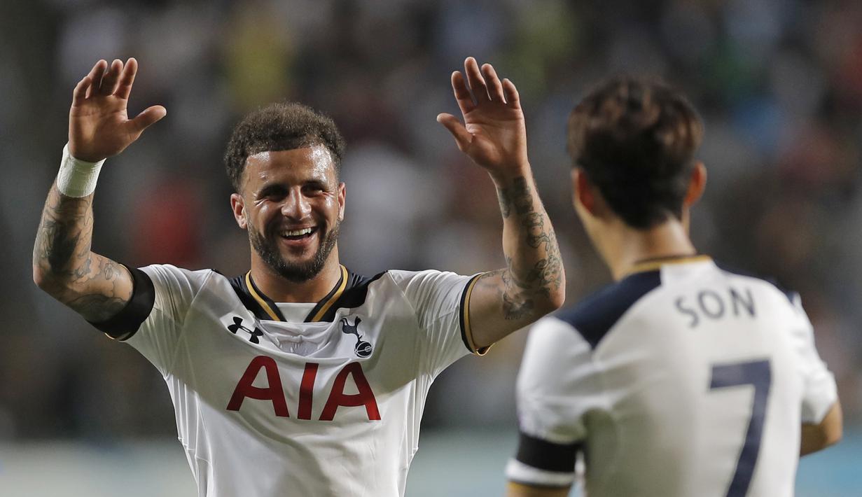 Pemain Tottenham Hotspur, Kyle Walker (kiri) merayakan gol bersama rekannya Son Heung-min saat melawan Kitchee Sports Club di Hong Kong, (26/5/2017). Tottenham menang 4-1. (AP/Kin Cheung)