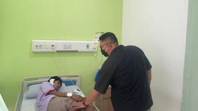 Kapolres Lampung Selatan, AKBP Yusriandi Yusrin saat menjenguk korban luka bakar di RS Imanuel Bandar Lampung. Foto: (Istimewa)