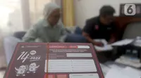 Stiket Komisi Pemilihan Umum (KPU) terlihat saat Petugas Pemutakhiran Data Pemilih (Pantarlih) melakukan pencocokan dan penelitian (coklit) data pemilih untuk Pemilu 2024 di rumah warga di Beki, Depok, Jawa Barat, Minggu  (26/2/2023). KPU di semua wilayah Indonesia melakukan pencocokan dan penelitian (coklit) data pemilih dengan datang dari rumah ke rumah guna mengantisipasi ketidaksesuaian data Pemilu 2024. (merdeka.com/Arie Basuki)