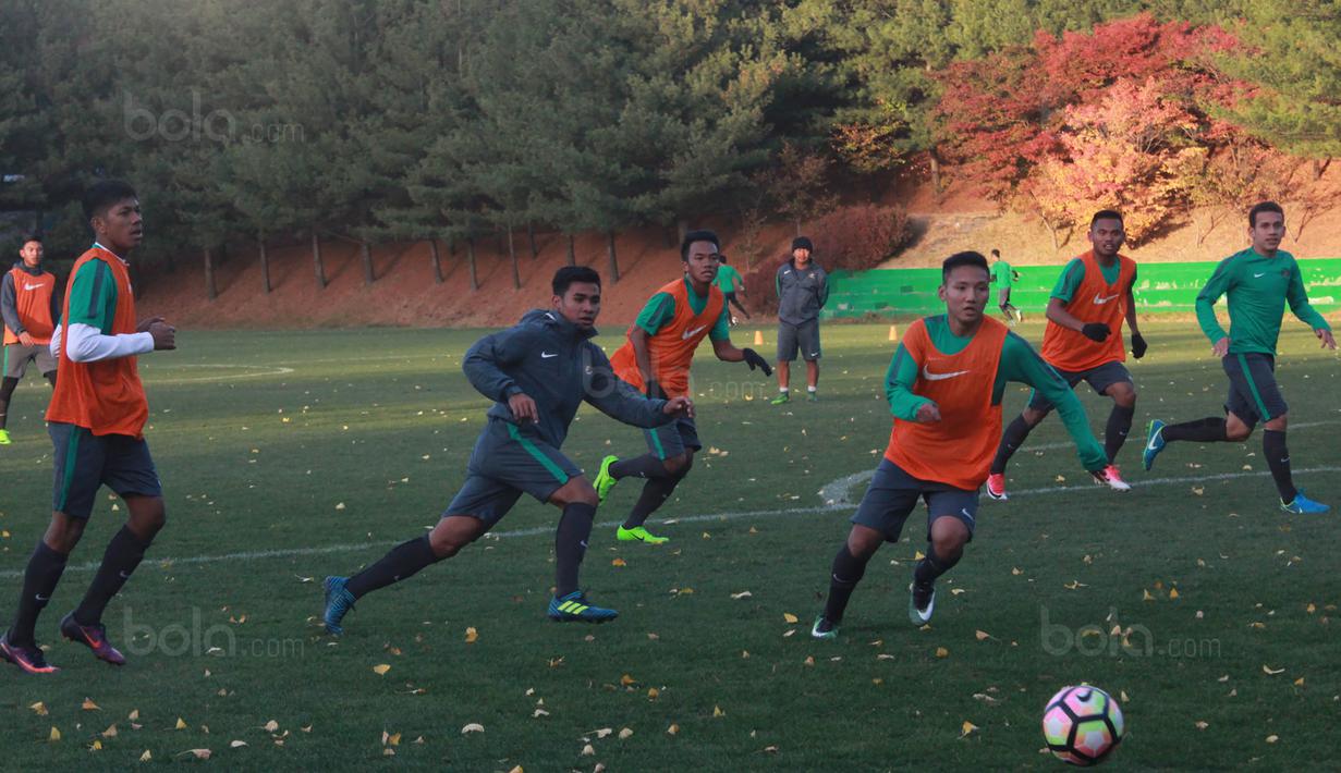 Gelandang Timnas Indonesia U-19, Syahrian Abimanyu, mengejar bola saat latihan di Paju National Football Centre, Gyeonggi, Minggu (29/10/2017). Persiapan dilakukan Timnas U-19 jelang laga Kualifikasi Piala Asia 2018. (Bola.com/Media PSSI)