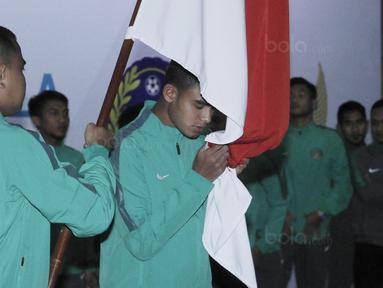 Pemain Timnas U-22, Miftahul Hamdi, mencium bendera saat acara pelepasan Timnas Indonesia U-22 di Makostrad, Jakarta, Kamis (10/8/2017). PSSI resmi melepas para atlet untuk berlaga di Sea Games 2017 Malaysia. (Bola.com/M Iqbal Ichsan)