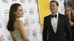 Artis Angelina Jolie berpose didampingi Brad Pitt saat acara pemutaran perdana film " By the Sea " pada malam pembukaan AFI FEST 2015 di Hollywood, California, Kamis (5/11/2015). Film " By the Sea " bergenre drama romantis. (REUTERS/Mario Anzuoni)