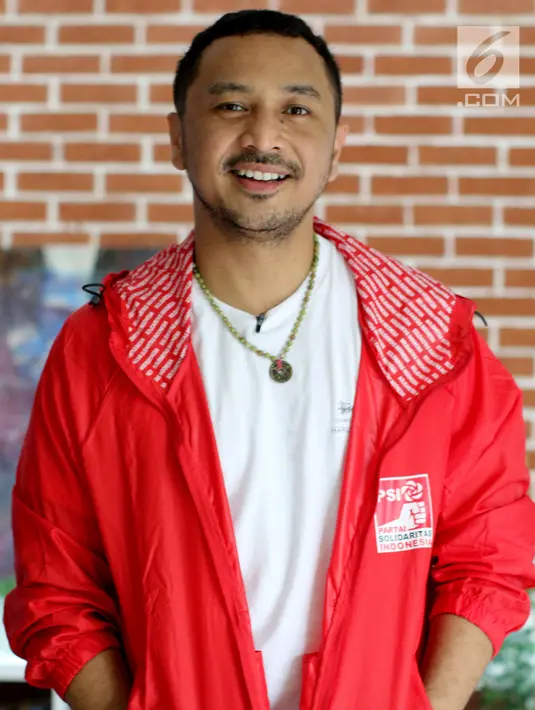 Giring Ganesha Djumaryo saat foto serta wawancara dengan Liputan6.com dan Merdeka.com, Jakarta, Kamis (19/4). Meledaknya album pertama Nidji sukses mengantar Giring dan kawan-kawan menjadi salah satu band papan atas Indonesia. (Liputan6.com/Johan Tallo)