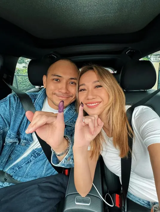 BCL juga mengubah warna rambutnya menjadi lebih terang. Terlihat di sini, setelah mencoblos di hari Pemilu beberapa Waktu lalu, pasutri Tiko dan BCL memamerkan jari kelingking mereka yang terkena tinta. BCL dengan rambutnya yang berwarna lebih terang dan membiarkannya tergerai tampil kasual dengan kaus putih yang serasi dengan Tiko. [Foto: Instagram/itsmebcl]