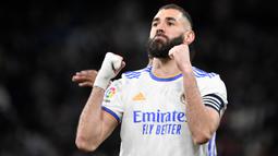 Karim Benzema mulai mengenakan perban di telapak tangan kanannya usai mengalami cedera patah jari kelingking saat laga Liga Spanyol musim 2018/2019. (AFP/Pierre-Philippe Marcou)