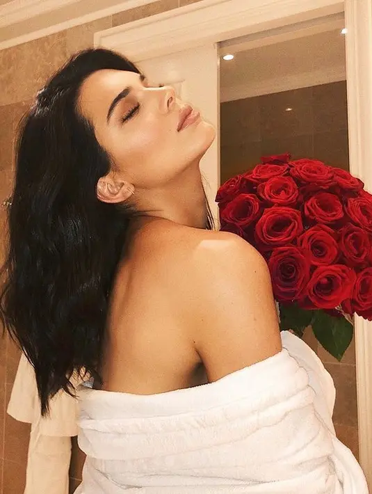 Dilansir dari HollywoodLife, foto-foto itu adalah hasil karya Russel James untuk buku edisi terbarunya yang berjudul "Angels". (instagram/kendalljennerknj)