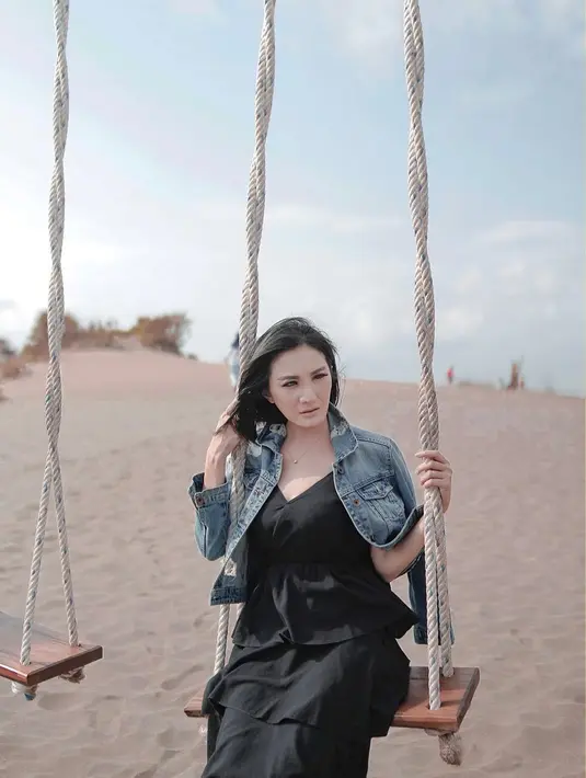 Tidak hanya Lembang, wisata gumuk pasir Parangkusumo di Yogyakarta. Dengan baju hitam dan kemeja jeans yang dikenakannya, membuat pemeran Bonita di sinetron Putri Duyung tampak memesona. (Liputan6.com/IG/@kikiamaliaworld)