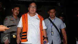 Basuki Hariman saat akan meninggalkan gedung KPK usai menjalani pemeriksaan terkait penyuapan Hakim MK, Patrialis Akbar, Jakarta, Jumat (27/1). Basuki diduga memberi suap senilai USD 20 ribu dan SGD 200 ribu. (Liputan6.com/Helmi Fithriansyah)