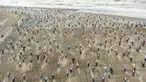 Ribuan crosser saat bersaing dalam ajang Red Bull Knock Out di Scheveningen, Den Haag, Belanda (19/11). 1.000 peserta mengikuti ajang balap motor cross di Red Bull Knock Out 2016 yang menjadikan pantai sebagai treknya. (REUTERS/Red Bull Knock Out)