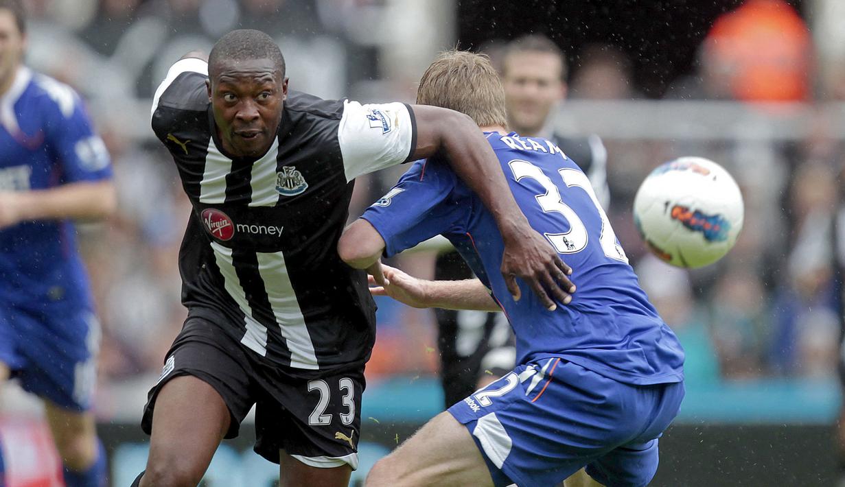 Shola Ameobi. Striker asal Nigeria ini menghabiskan waktu selama 13,5 musim di Premier League dengan memperkuat 2 tim, Newcastle United dan Crystal Palace mulai 2000/2001 hingga 2014/2015. Total bermain dalam 298 laga, mencetak 43 gol dan 20 assist. (AFP/Graham Stuart)