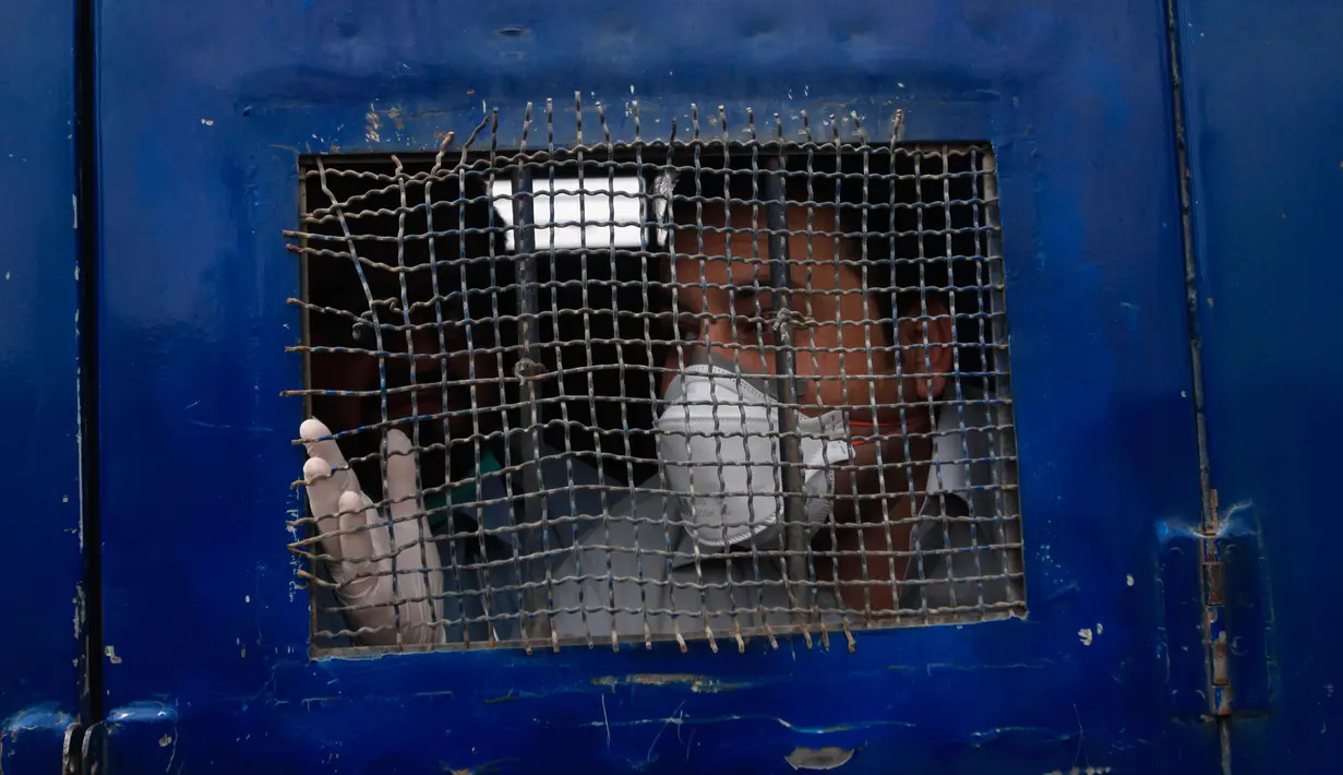 Seorang dokter berada di dalam mobil tahanan saat aksi demonstrasi dari dokter dan tenaga medis di Pakistan, Senin (6/4/2020). Polisi bahkan menangkap sejumlah dokter dan tenaga medis yang melakukan aksi karena menuntut kurangnya alat pelindung diri (APD) yang disediakan di RS di Pakistan. (AP/Arsha