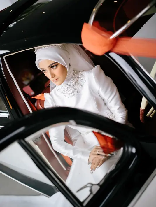 Yang cukup menonjol adalah makeup area matanya dengan winged-eyeliner yang mempertajam area mata Nadya Mustika dengan sempurna. Belum lagi tambahan softlens berwarna abu-abu. [Foto: Instagram/nadyamustikarahayu]