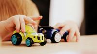 Ilustrasi mainan mobil-mobilan untuk anak speech delay (Foto: unsplash.com/Sandy Miller)