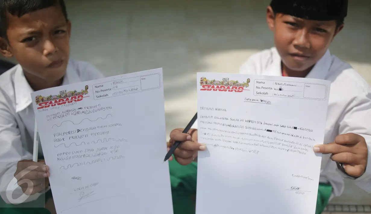 Murid MI Yayasan Nurul Bahri menunjukkan surat yang ditulis untuk Presiden Jokowi, di perkampungan nelayan Muara Angke, Jakarta, Senin (27/2). Kegiatan itu juga sebagai kepedulian pada dunia literasi untuk anak Indonesia. (Liputan6.com/Faizal Fanani)