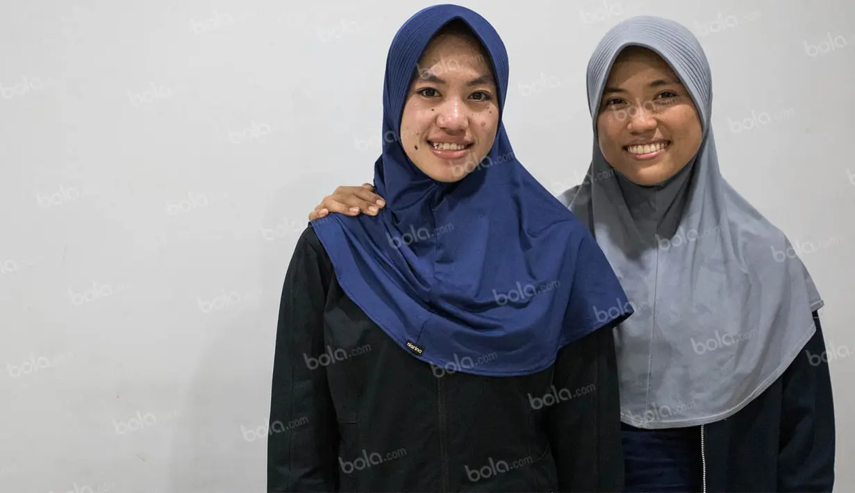 Mereka adalah pevoli dari klub Gresik Petrokimia, Helda Gustiara Amanda dan Shinta Ainni Fathurrahmi (kanan). (Bola.com/Vitalis Yogi Trisna)