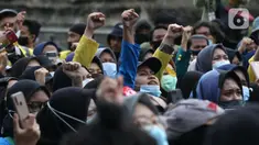 Mahasiswa dari berbagai kampus melakukan aksi unjuk rasa di sekitar kawasan Patung Kuda, Jalan Medan Merdeka Barat, Jakarta, Selasa (20/10/2020). Dalam aksinya, ratusan mahasiswa meminta pemerintah membatalkan pengesahan Omnibus Law UU Cipta Kerja. (Liputan6.com/Helmi Fithriansyah)