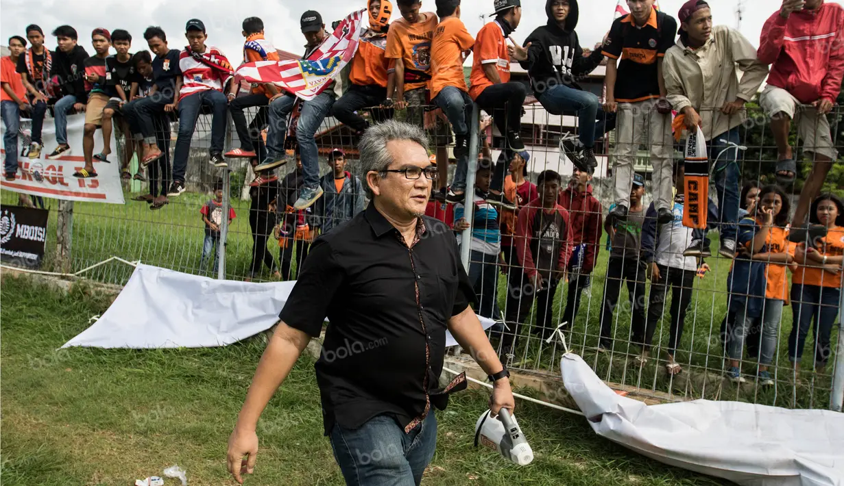 Himbauan Bung Ferry serentak langsung diikuti oleh para anggota The Jakmania yang sudah rindu menyaksikan tim kesayangannya kembali berlaga di Ibukota. (Bola.com/Vitalis Yogi Trisna)
