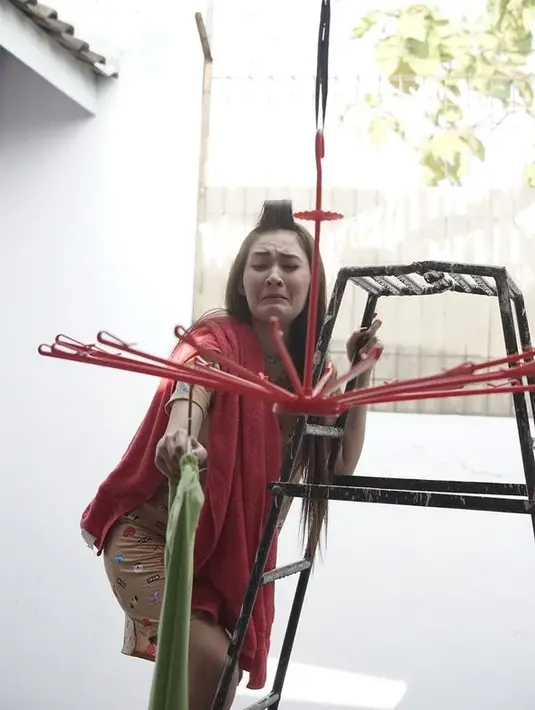 Sama seperti ibu-ibu lainnya, ia tak lepas dari daster dan roll rambut. [Instagram/nellakharisma]