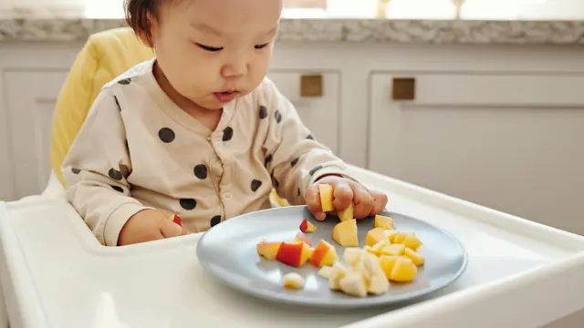 Tahap Usia 9 - 11 Bulan, Belajar Mengunyah