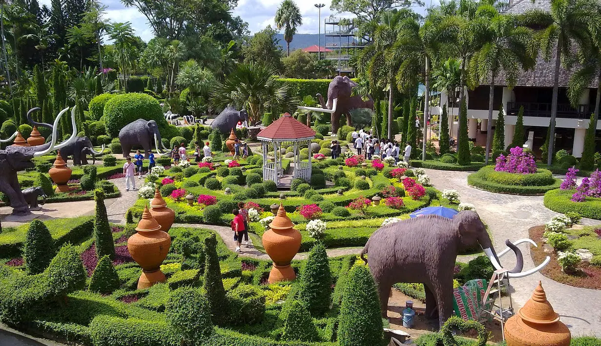 Suan Nong Nooch merupakan Taman yang luar biasa cantik ini terletak di Pattaya, Thailand. Taman ini memiliki luas 600 hektar Di sini kamu tidak hanya akan disuguhi keindahan flora tetapi juga pertunjukan budaya khas Thailand. (onedio.com)
