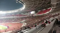Aksi suporter Timnas Indonesia saat menghadapi Brunei Darussalam dalam laga babak pertama Kualifikasi Piala Dunia 2026 di Stadion Utama Gelora Bung Karno, Jakarta, Kamis (12/10/2023) malam WIB. (Bola.com/Hery Kurniawan)