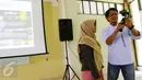 Redaktur Eksekutif Liputan6.com, Andi Muhyiddin memberikan materi Mobile Journalism (Mojo) ke salah satu peserta workshop di Universitas Negeri Semarang (UNNES), Gunung Pati, Semarang, Rabu (5/4). (Liputan6.com/Yoppy Renato)
