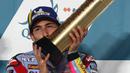 Pembalap Italia dari tim Gresini Racing, Enea Bastianini menjadi yang tercepat dalam seri pertama MotoGP 2022 di Sirkuit Losail, Doha, Qatar, Minggu (6/3/2022) malam WIB. Kemenangan tersebut juga menjadi yang pertama bagi Gresini sejak 16 tahun yang lalu. (AFP/Karim Jaafar)