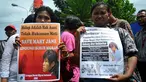 Koordinator Asosiasi Tenaga Kerja Indonesia, Karsiwen (kanan) saat menggelar aksi di depan dermaga lapas Nusakambangan, Cilacap, Minggu (26/4). ATKI meminta Jokowi berbesar hati dan menyelamatkan Marry Jane dari eksekusi mati. (Liputan6.com/Yoppy Renato)