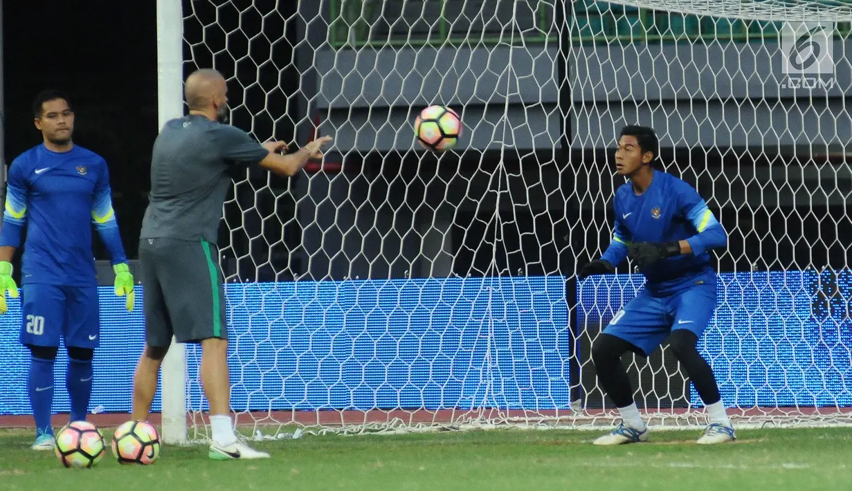 Kiper Timnas Indonesia, Andritany dan Satria Tama saat mengikuti latihan resmi di Stadion Patriot Candrabhaga, Bekasi (1/9). Timnas Indonesia akan melakoni laga melawan Fiji, Sabtu (2/9). (Liputan6.com/Helmi Fithriansyah)