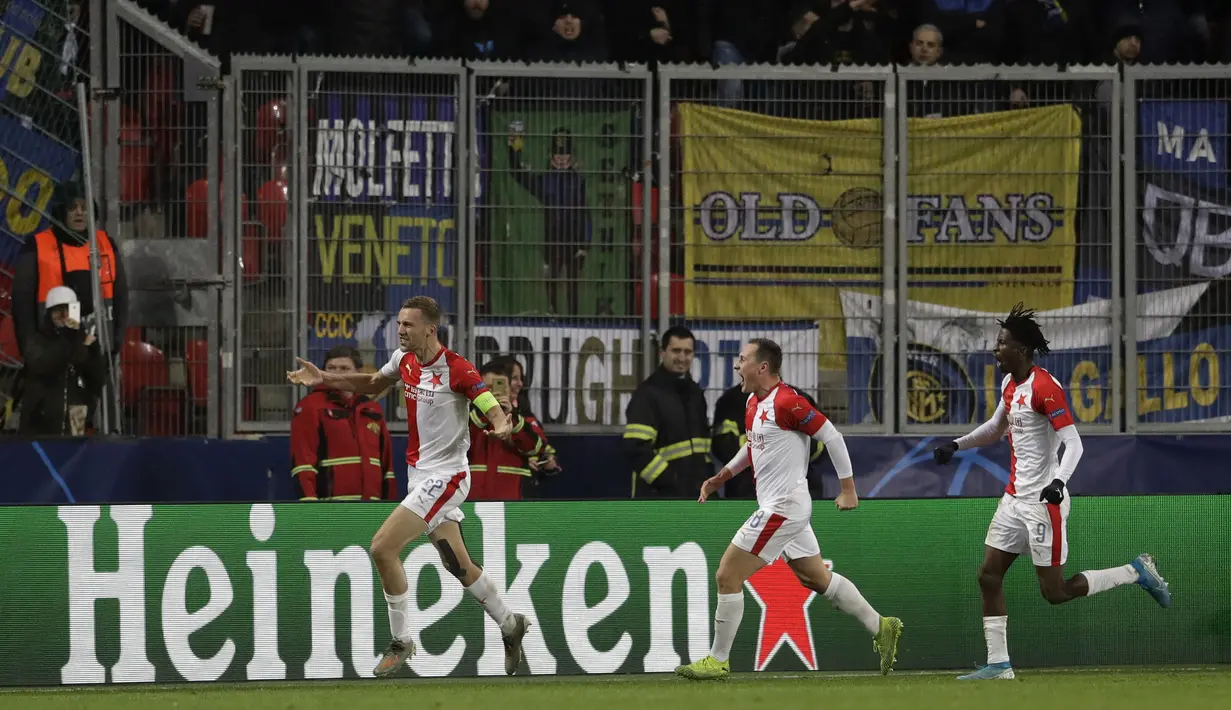 Gelandang Slavia Praha, Tomas Soucek berselebrasi usai mencetak gol ke gawang Inter Milan pada pertandingan Grup F Liga Champions di stadion Sinobo di Praha, Republik Ceko (27/11/2019). Inter Milan menang 3-1 atas Slavia Praha. (AP Photo/Petr David Josek)