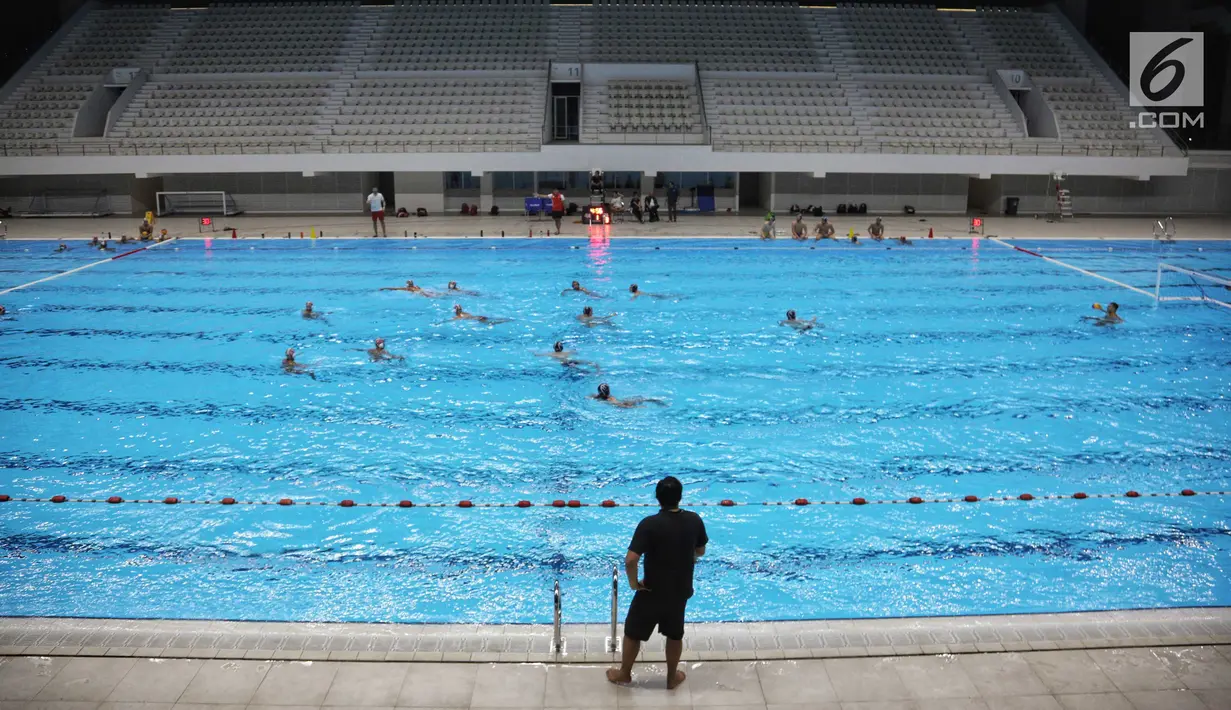 Tim polo air putra Indonesia saat uji coba melawan tim Serbia di kolam Stadion Akuatik GBK, Jakarta, Rabu (11/7). Pertandingan tersebut untuk melihat kesiapan tim polo air Indonesia dalam pertandingan Asian Games 2018. (Liputan6.com/Faizal Fanani)