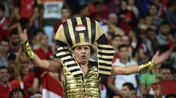 Ekspresi suporter Mesir saat mendukung timnya melawan Uganda pada laga kualifikasi Piala Dunia 2018 di Borg El Arab Stadium, Alexandria, Mesir (5/9/2017). Mesir menang 1-0. (AFP/Khaled Desouki)