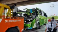 Bus yang terlibat kecelakaan di Tol Cipali dievakuasi oleh petugas. (Liputan6.com/Abramena)