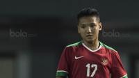 Gelandang Timnas indonesia U-19, Syahrian Abimanyu, menggiring bola saat melawan Kamboja U-19 pada laga persahabatan di Stadion Patriot, Bekasi, Rabu (4/10/2017). Indonesia menang 2-0 atas Kamboja. (Bola.com/Vitalis Yogi Trisna)