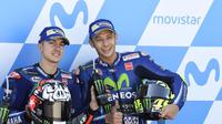 Pebalap Movistar Yamaha, Valentino Rossi (kanan), diprediksi akan membantu rekan setimnya, Maverick Vinales, pada empat seri tersisa MotoGP 2017. (Bola.com/Twitter/wearemotofire)