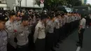 Aparat kepolisian melakukan pengamanan sidang lanjutan kasus dugaan penistaan agama oleh Basuki Tjahaja Purnama (Ahok) di PN Jakarta Utara, Selasa (20/12). Agenda sidang adalah tanggapan dari JPU atas nota keberatan Ahok. (Liputan6.com/Pool/Agung Rajasa)