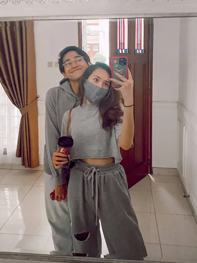 Semakin Kompak, Ini 6 Potret Bio One dan Beby Tsabina Pakai Baju Couple