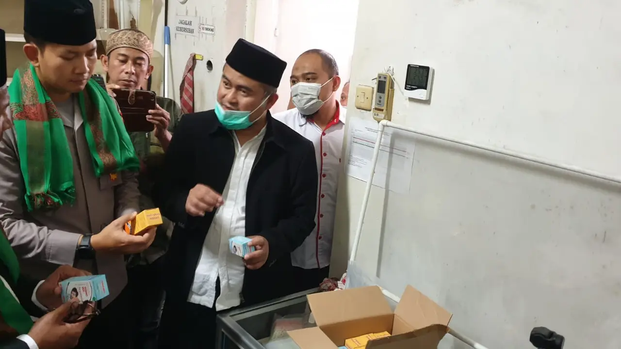 Wabup Garut Helmi Budiman dan Kapolres Garut AKBP Wirdhanto Hadicaksono terjun langsung memimpin pengecekan larangan penjualan obat sirup di sejumlah apotek di Garut. (Liputan6.com/Jayadi Supriadin)