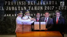 Gubernur dan Wagub DKI Jakarta Anies Baswedan (kedua kiri) dan Sandiaga Uno (kiri) berfoto bersama Dirjen Otonomi Daerah Kemendagri Sumarsono, Sekda DKI Jakarta Saefullah usai sertijab di Balai Kota, Jakarta, Senin (16/10). (Liputan6.com/Faizal Fanani)